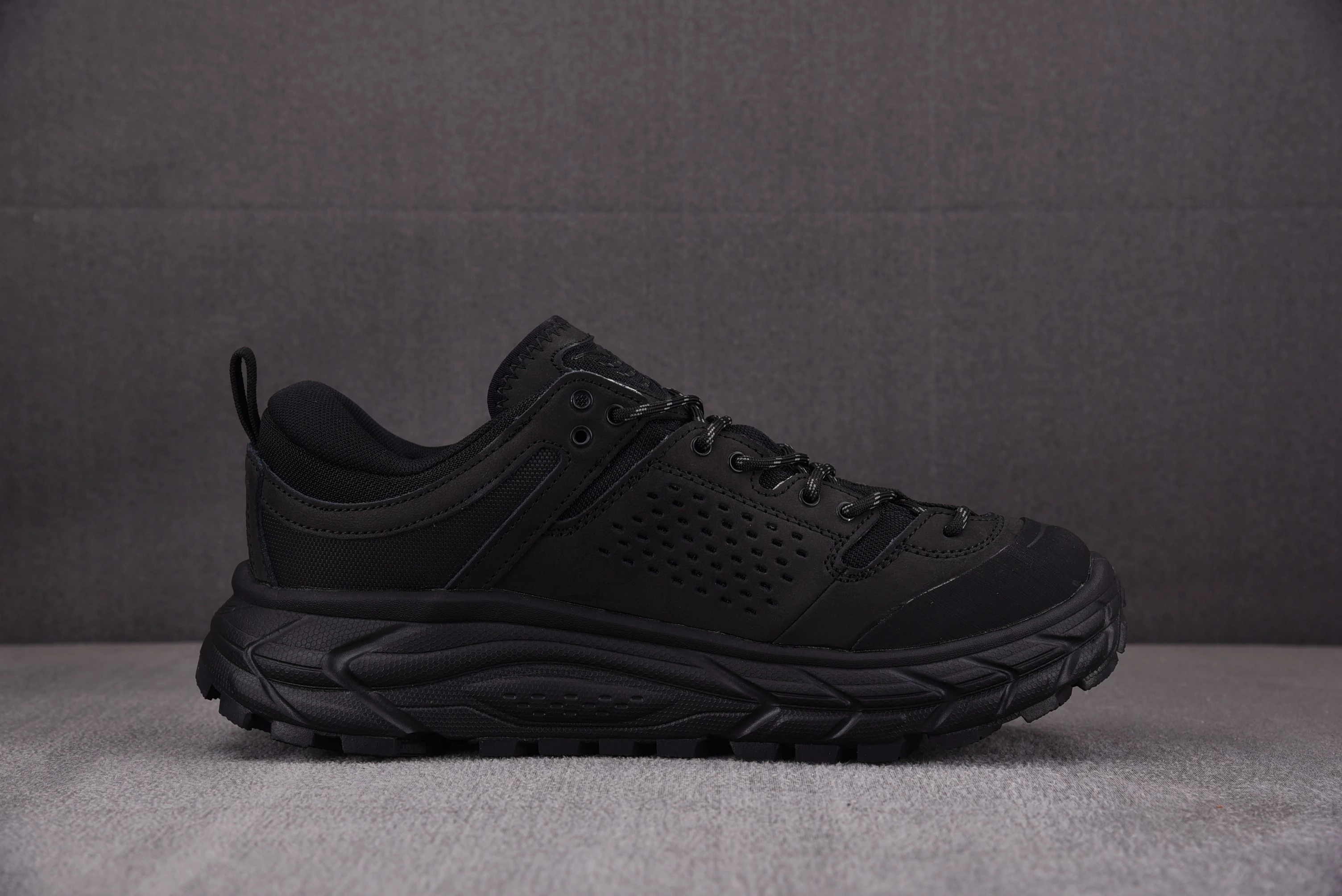 Hoka One One Tor Ultra Low Black (All Gender)